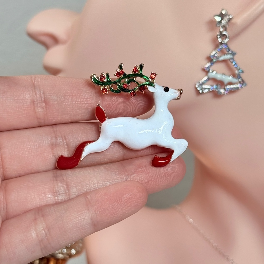 ⚜️ Cute Minimalist Christmas Brooch 🎄 - Picture 3 of 5
